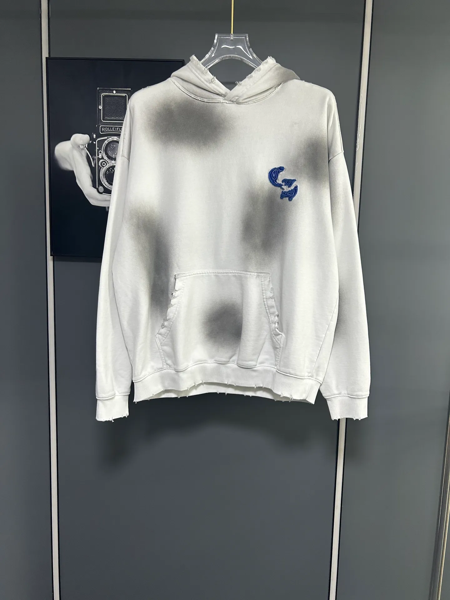 P310 𝗖𝗵𝗿𝗼𝗺𝗲 𝗛𝗲𝗮𝗿𝘁𝘀/Cro Heart 2025 Cross Patch Embroidery Summer New Original Single Counter American Acid Washed Distressed Laser Burnt Patch Embroidery Couple Casual Hooded Sweatshirt 👑The highest version! Customized fabric 440g tripe terry fabric! American acid-washed and distressed original fabric laser burnt ✟appliqué embroidery and exquisite embroidery of letters! The best-selling model at the counter. It is very comfortable to wear. It is low-key yet luxurious. It is very classy when worn. The large size and tailoring are needless to say. The upper body is exquisite and vivid. 👍High-end first-class materials. A truly palace-level product. The cotton from Turkey is of outstanding quality. After heavy washing, the clothes are very soft! Not picky, the upper body is absolutely stylish and extremely luxurious. Auxiliary materials: The original model has been authenticated and labeled ➕100% silk washed with water label. Genuine purchase-grade original hangtag➕matching hanging rope➕3D hanging beads➕original packaging bag. Craftsmanship: The original version has consistent wiring! The highest version of the armhole matching technique! Countless times of pattern making to 100% restore the original appearance! The correct version is the same for men and women, super eye-catching, super good-looking, and super atmospheric! Color: White Black Royal Blue Size, XS S M L